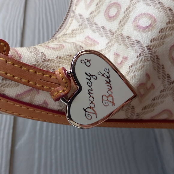 ❌️🚫 SOLD! Dooney & Bourke Vintage Coated Cotton Crossword Bucket Bag & Wallet - Picture 9 of 16